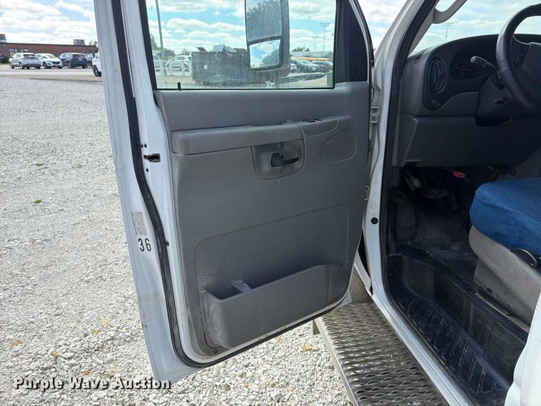 image for item FP4063 2008 Ford E-350 Bus