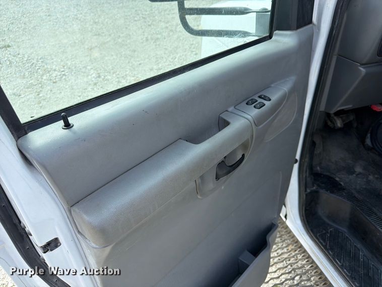image for item FP4063 2008 Ford E-350 Bus
