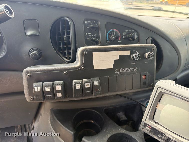 image for item FP4063 2008 Ford E-350 Bus