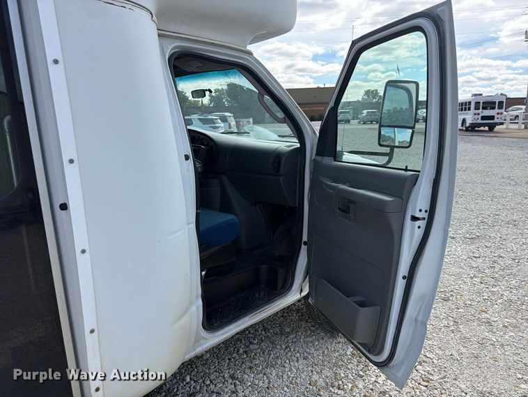 image for item FP4063 2008 Ford E-350 Bus