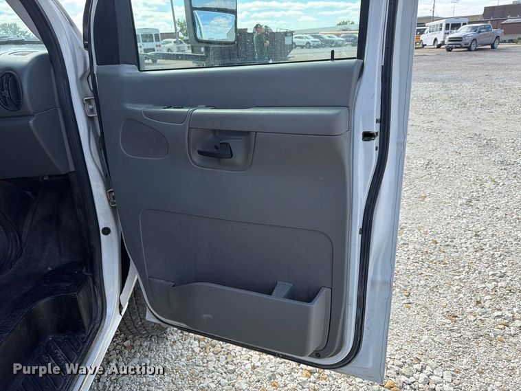 image for item FP4063 2008 Ford E-350 Bus