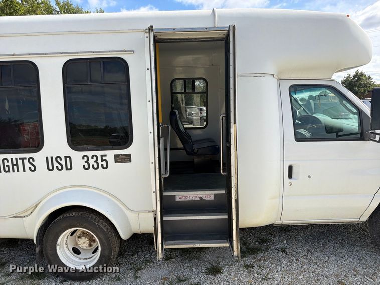 image for item FP4063 2008 Ford E-350 Bus