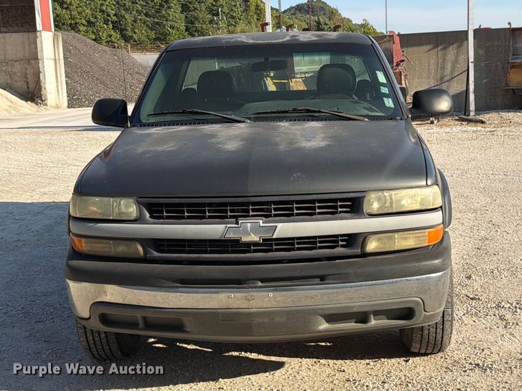 image for item FT6309 2002 Chevrolet Silverado 2500 utility bed pickup truck
