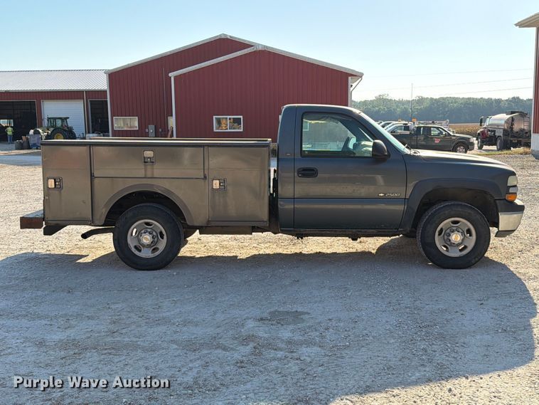 image for item FT6309 2002 Chevrolet Silverado 2500 utility bed pickup truck