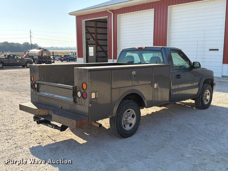 image for item FT6309 2002 Chevrolet Silverado 2500 utility bed pickup truck