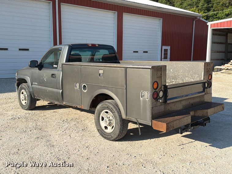 image for item FT6309 2002 Chevrolet Silverado 2500 utility bed pickup truck