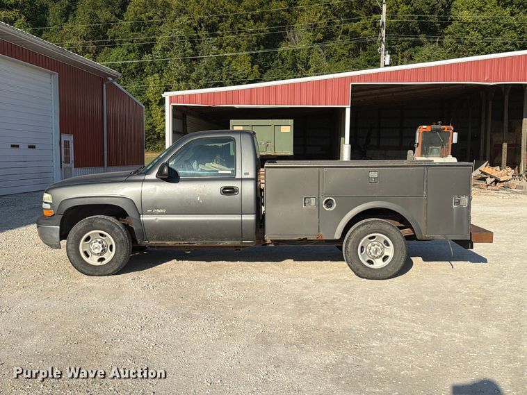 image for item FT6309 2002 Chevrolet Silverado 2500 utility bed pickup truck