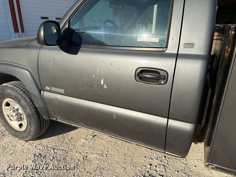 image for item FT6309 2002 Chevrolet Silverado 2500 utility bed pickup truck