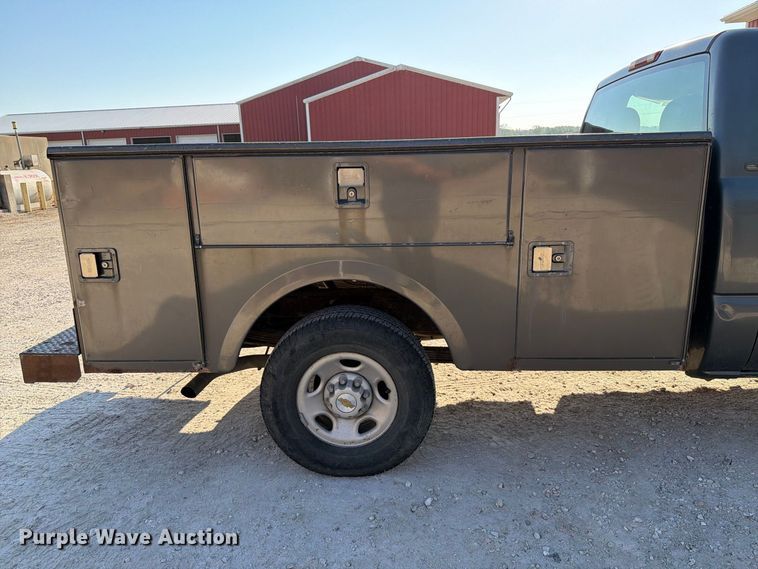 image for item FT6309 2002 Chevrolet Silverado 2500 utility bed pickup truck