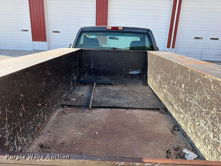 image for item FT6309 2002 Chevrolet Silverado 2500 utility bed pickup truck