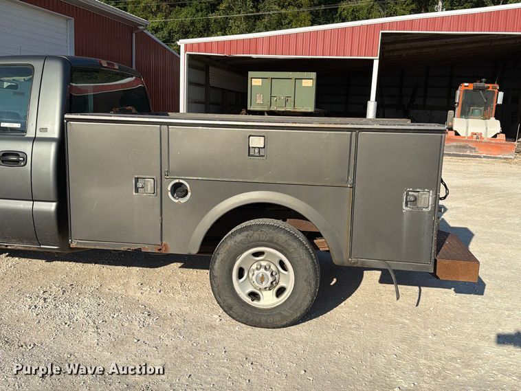 image for item FT6309 2002 Chevrolet Silverado 2500 utility bed pickup truck