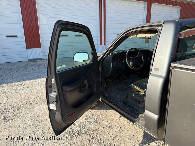 image for item FT6309 2002 Chevrolet Silverado 2500 utility bed pickup truck