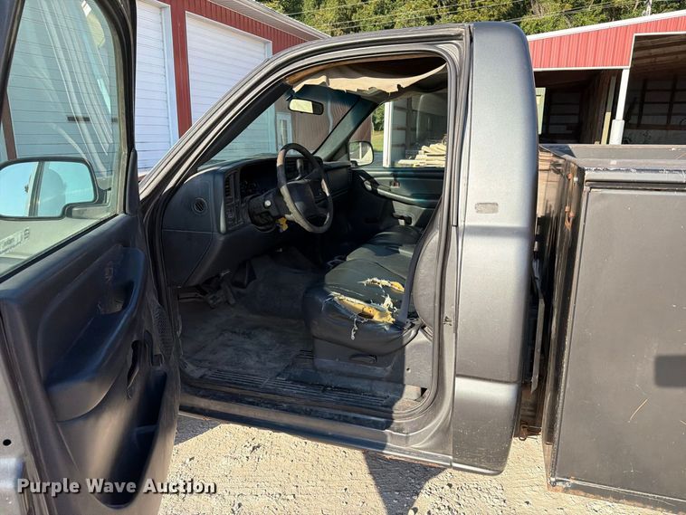 image for item FT6309 2002 Chevrolet Silverado 2500 utility bed pickup truck