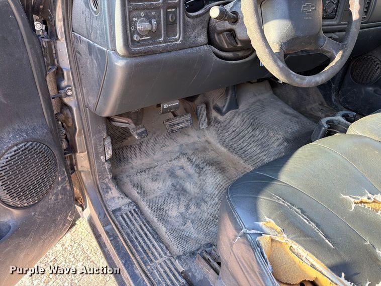 image for item FT6309 2002 Chevrolet Silverado 2500 utility bed pickup truck