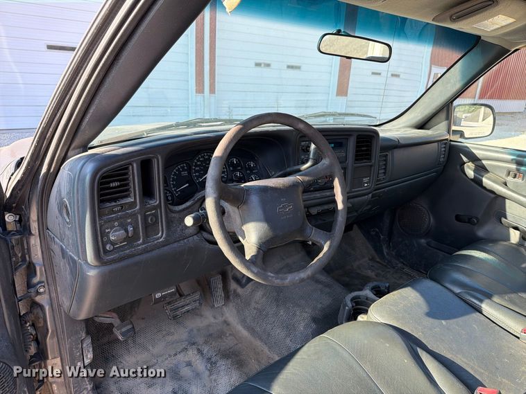 image for item FT6309 2002 Chevrolet Silverado 2500 utility bed pickup truck