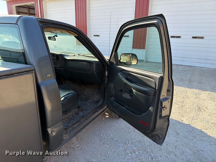 image for item FT6309 2002 Chevrolet Silverado 2500 utility bed pickup truck