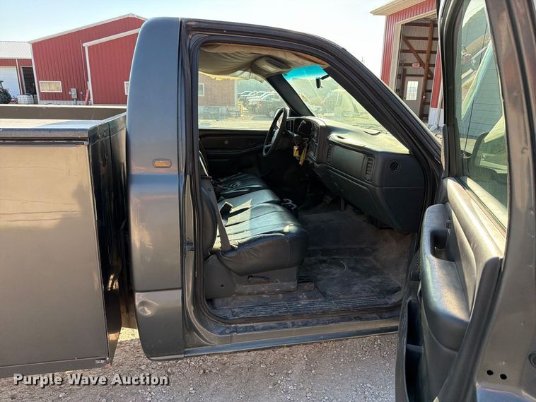 image for item FT6309 2002 Chevrolet Silverado 2500 utility bed pickup truck