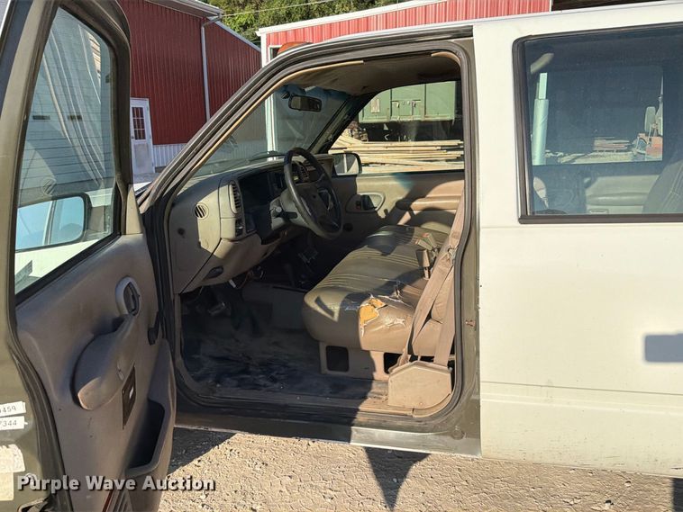 image for item FT6313 1997 Chevrolet Silverado 3500 Crew Cab pickup truck