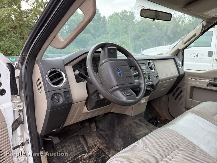 image for item FT6367 2008 Ford F350 Super Duty XLT flatbed pickup truck