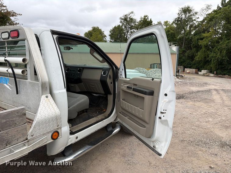 image for item FT6367 2008 Ford F350 Super Duty XLT flatbed pickup truck