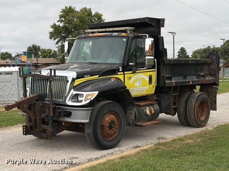 image for item FT6368 2003 International 7400 dump truck