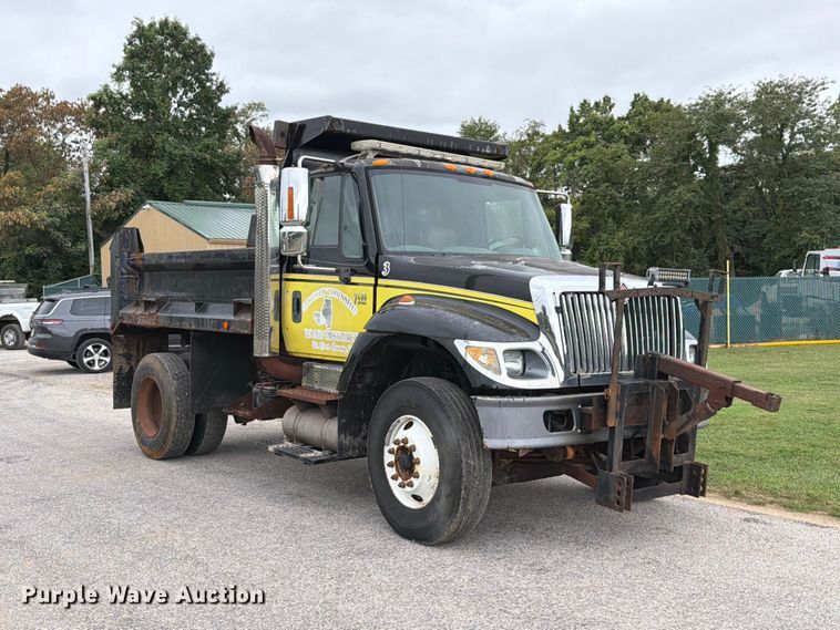 image for item FT6368 2003 International 7400 dump truck