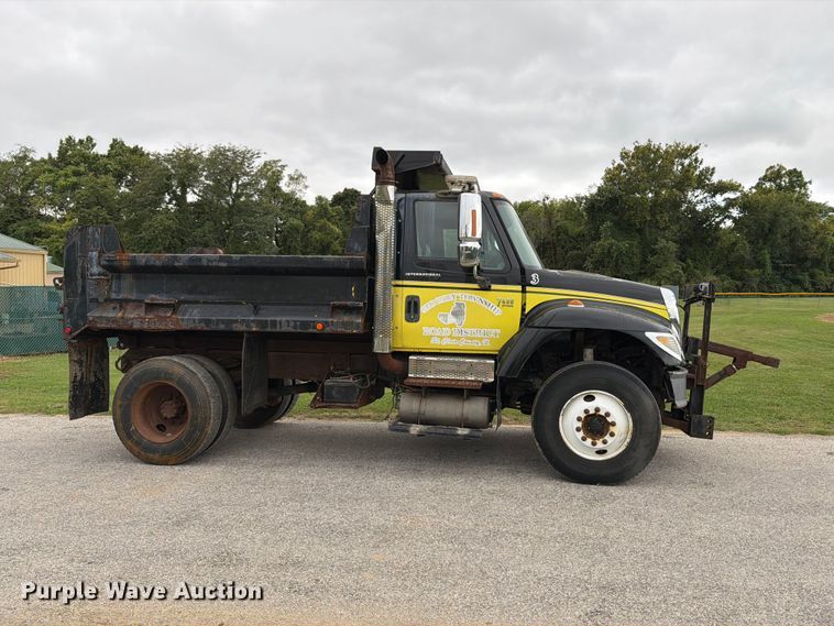 image for item FT6368 2003 International 7400 dump truck