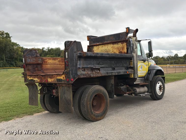 image for item FT6368 2003 International 7400 dump truck