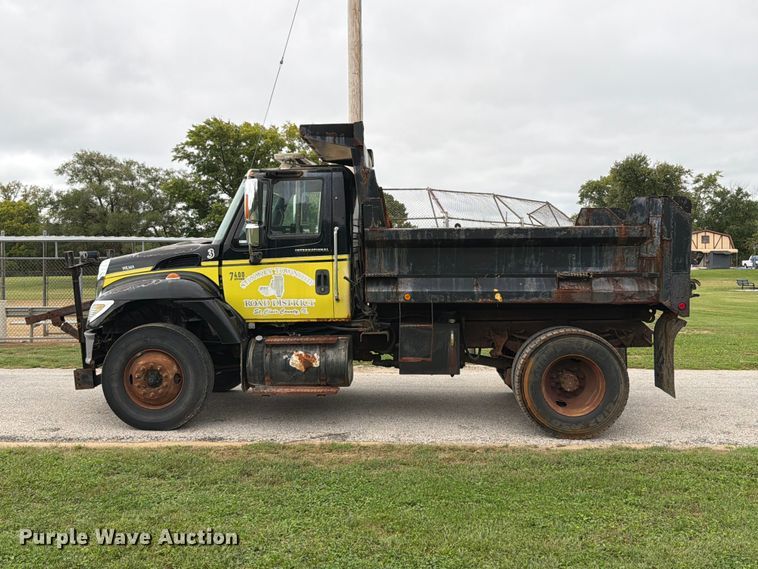 image for item FT6368 2003 International 7400 dump truck