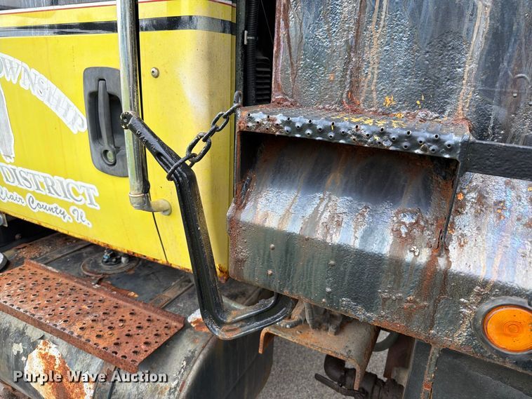 image for item FT6368 2003 International 7400 dump truck