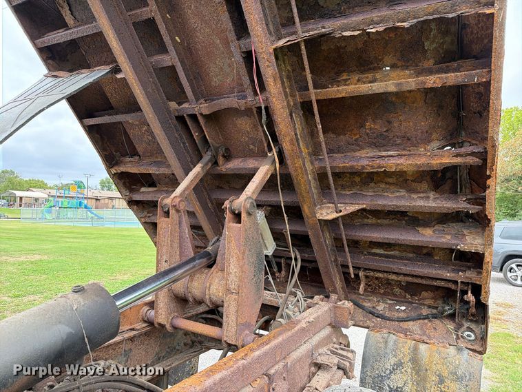 image for item FT6368 2003 International 7400 dump truck