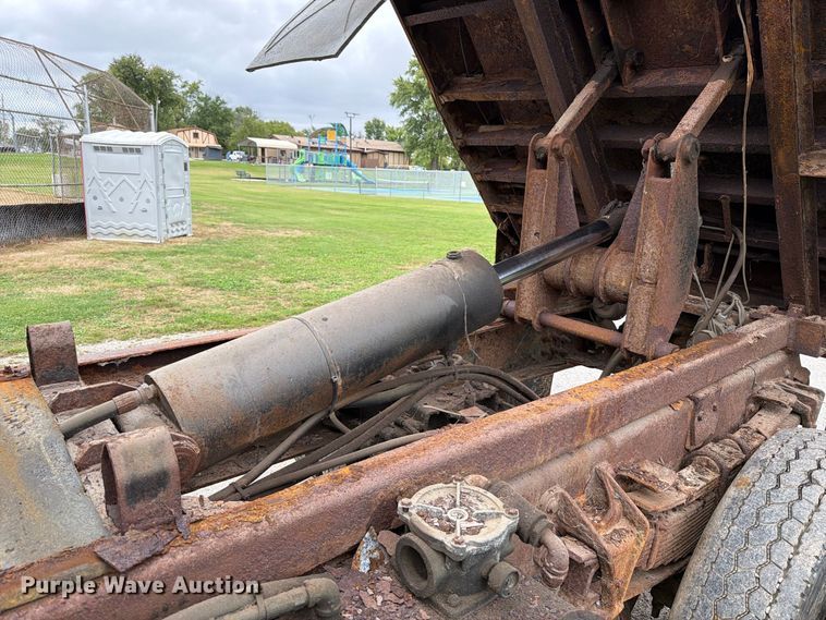 image for item FT6368 2003 International 7400 dump truck