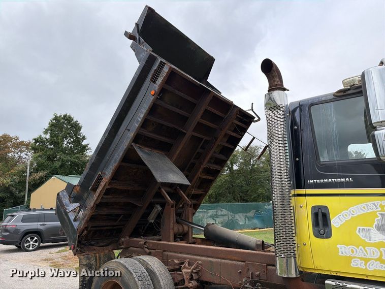 image for item FT6368 2003 International 7400 dump truck