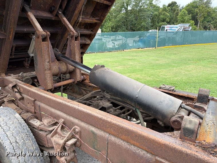 image for item FT6368 2003 International 7400 dump truck