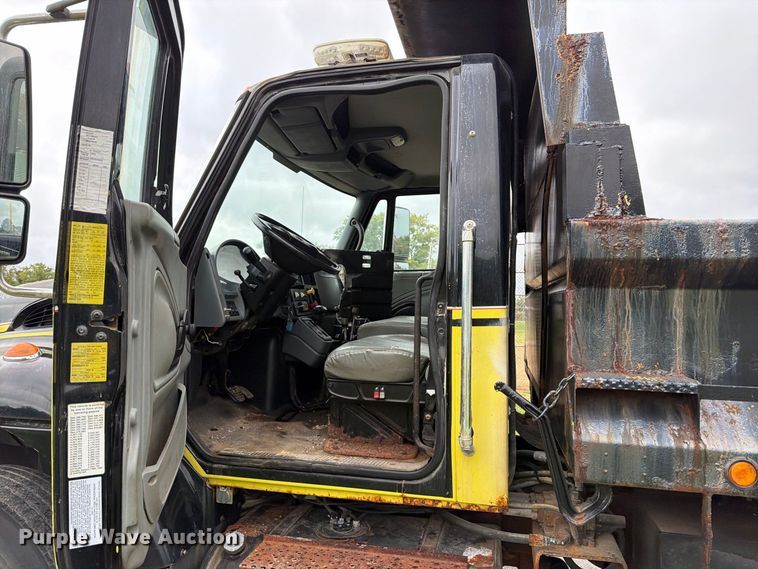 image for item FT6368 2003 International 7400 dump truck