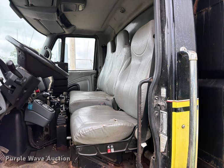 image for item FT6368 2003 International 7400 dump truck