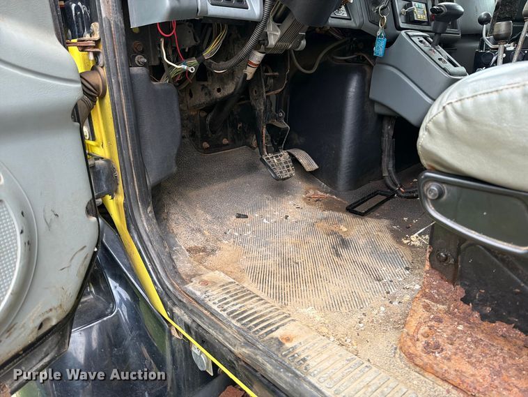 image for item FT6368 2003 International 7400 dump truck