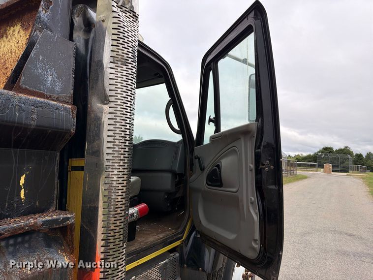 image for item FT6368 2003 International 7400 dump truck