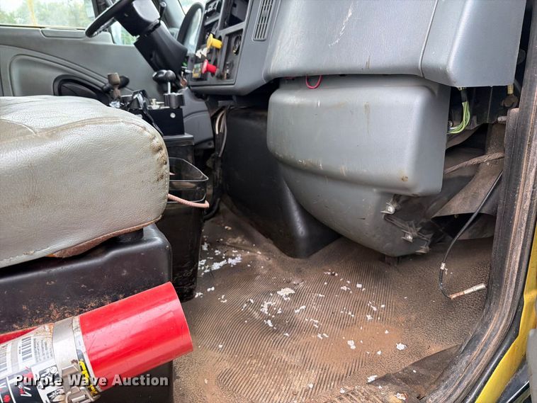 image for item FT6368 2003 International 7400 dump truck