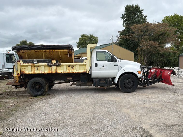 image for item FT6369 2001 Ford F650 Super Duty XLT dump truck