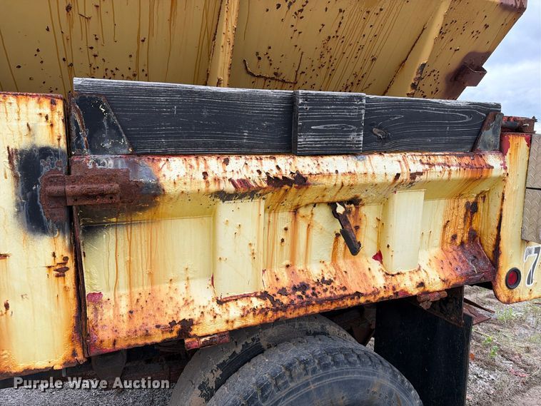 image for item FT6369 2001 Ford F650 Super Duty XLT dump truck