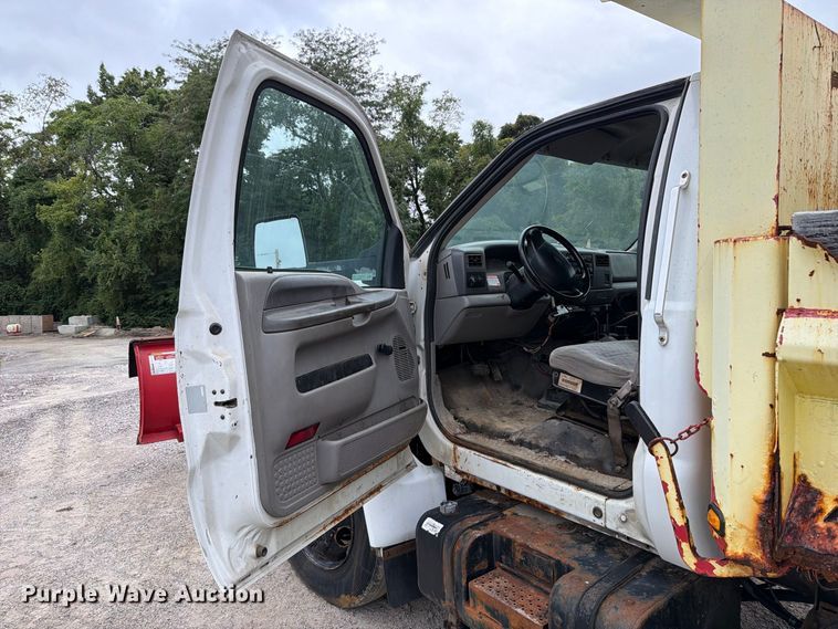image for item FT6369 2001 Ford F650 Super Duty XLT dump truck