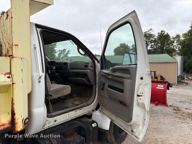 image for item FT6369 2001 Ford F650 Super Duty XLT dump truck