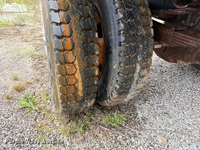 image for item FT6369 2001 Ford F650 Super Duty XLT dump truck