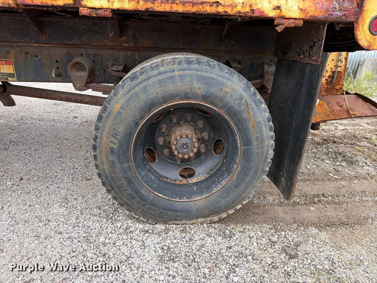 image for item FT6369 2001 Ford F650 Super Duty XLT dump truck