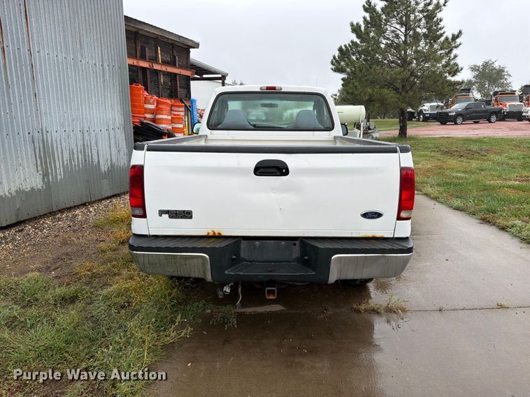 image for item FT6745 2004 Ford F250 Super Duty pickup truck