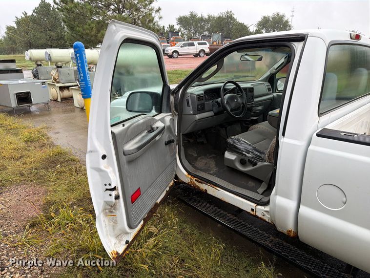image for item FT6745 2004 Ford F250 Super Duty pickup truck