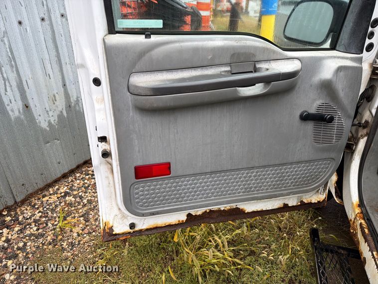 image for item FT6745 2004 Ford F250 Super Duty pickup truck