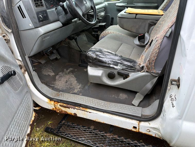 image for item FT6745 2004 Ford F250 Super Duty pickup truck