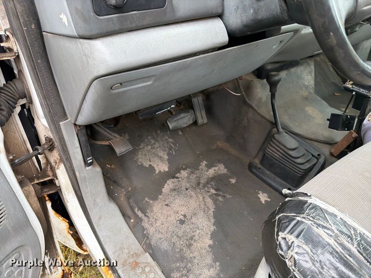 image for item FT6745 2004 Ford F250 Super Duty pickup truck